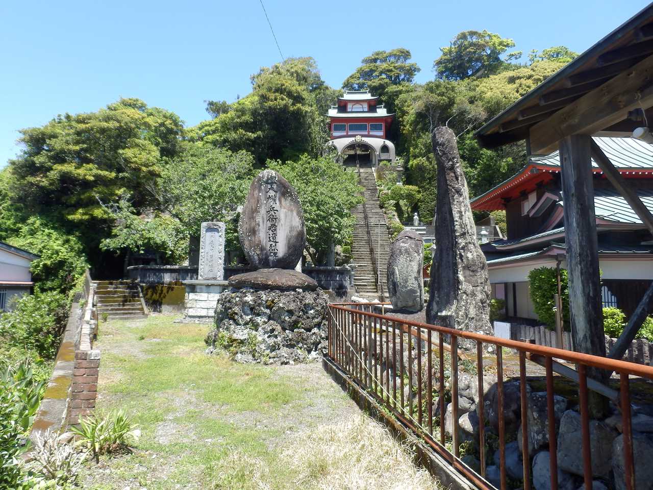 一木神社境内（御釜岩、墓塔、一木権兵衛君遺烈碑）
