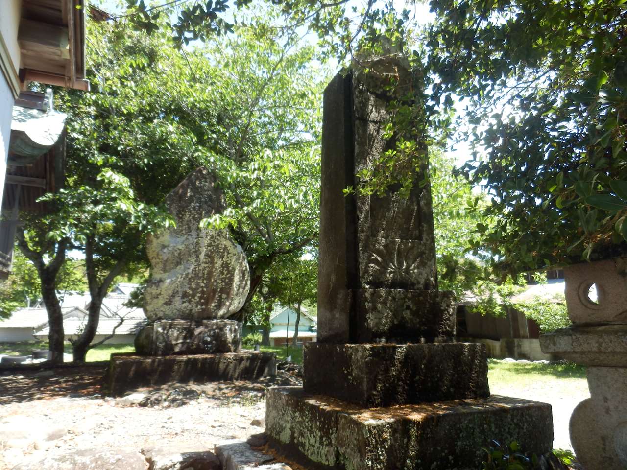 岡村十兵衛の墓（手前）・顕彰碑（後）（鑑雄神社境内）