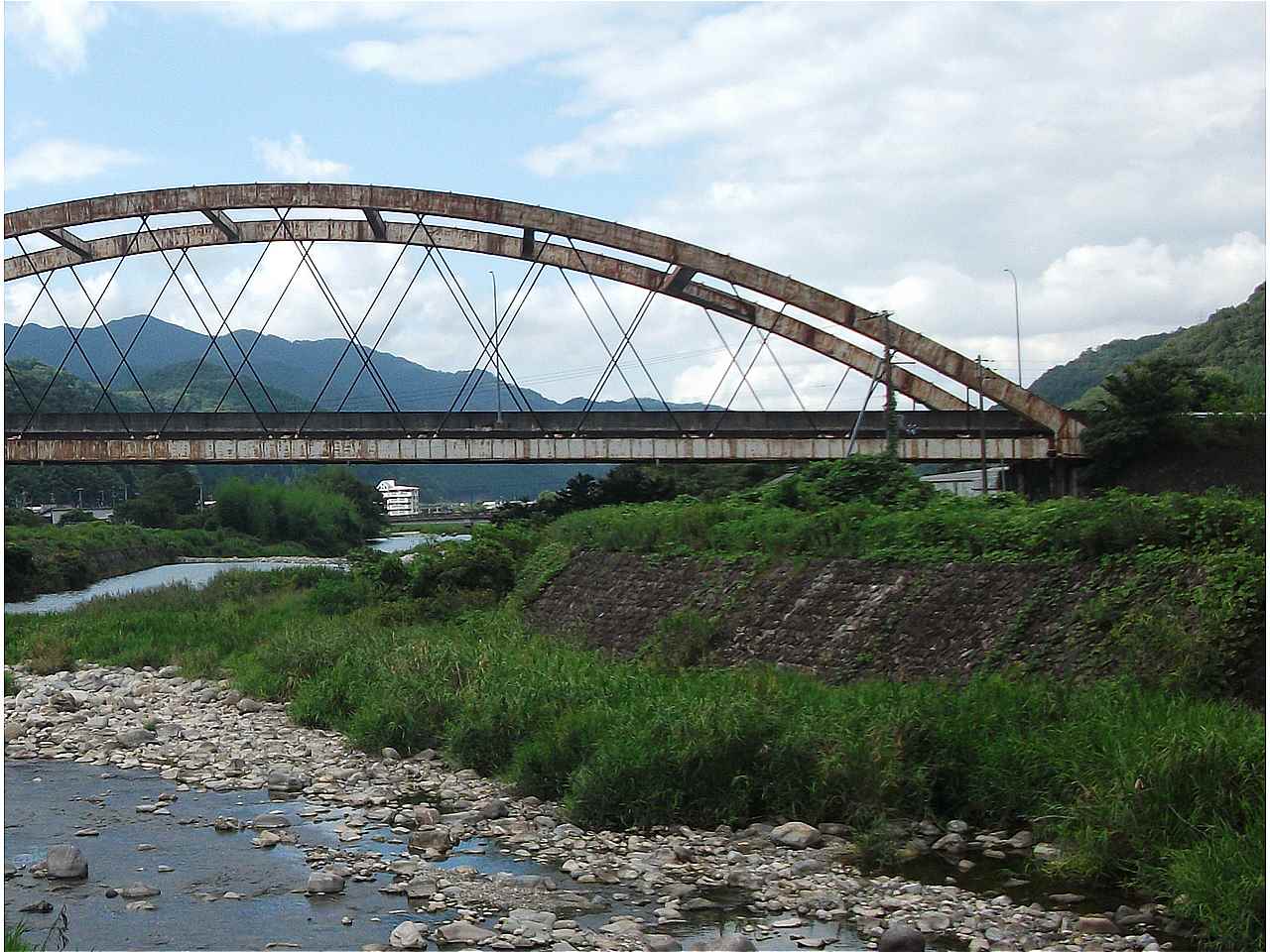 柳野呂堤（橋の奥）